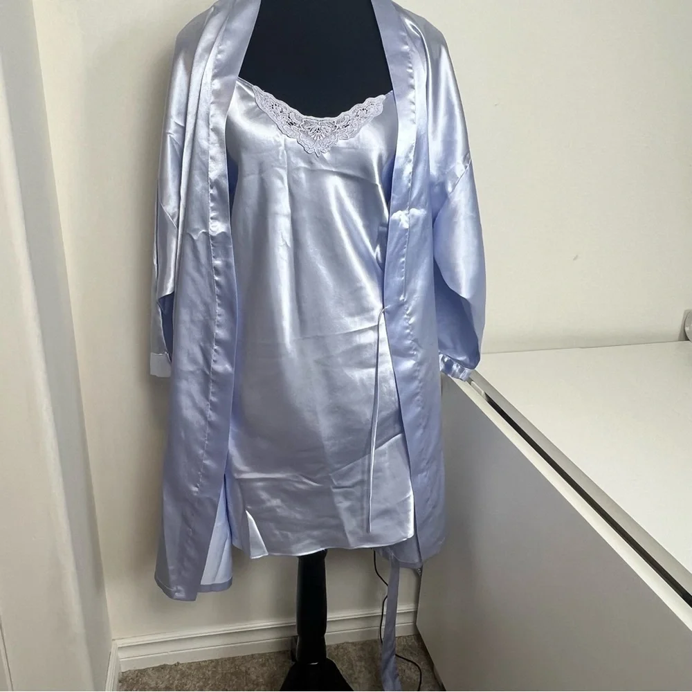 Vintage Gloria Vanderbilt Intimates | 2-Pc lilac Satin Chemise(l) & Robe(m) Set - Picture 2 of 13